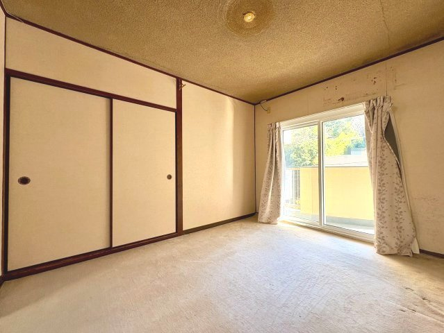 【価格改定】南円明寺ヶ丘団地6号棟の和室|南向きの洋室
心地よい風とあたたかな陽光を感じられる洋室です。