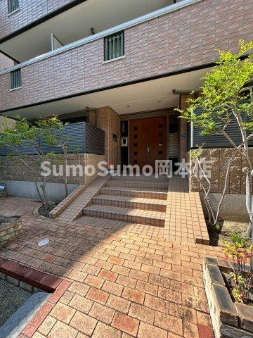 オーベルジュ岡本のエントランス|建物の内部です