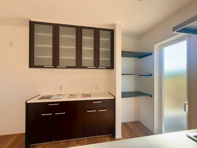 南国市篠原　C区画　新築戸建　【全6区画】のキッチン|大容量カップボード＆可動棚で片付くキッチン。食品や家電もスッキリ収納できます
