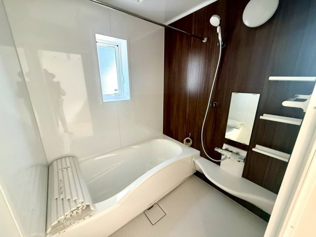 南国市篠原　C区画　新築戸建　【全6区画】の浴室|浴室乾燥機付きで雨の日の洗濯も安心。木目調の癒し空間で毎日快適です