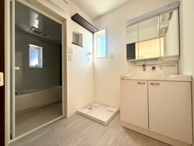 南国市篠原　C区画　新築戸建　【全6区画】の洗面所|広々とした洗面室に三面鏡収納を採用。明るく清潔感ある空間です