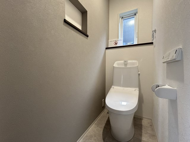 南国市篠原　C区画　新築戸建　【全6区画】のトイレ|換気しやすい窓付き仕様。シンプルで掃除しやすいトイレ空間です