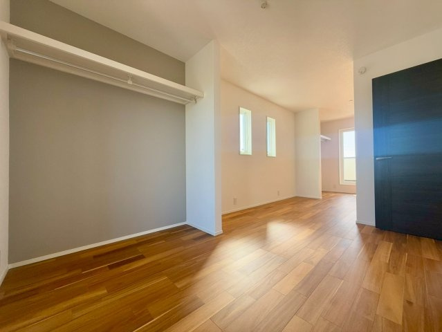 南国市篠原　C区画　新築戸建　【全6区画】の洋室|2面採光で明るい洋室。オープンクローゼットが使いやすく収納力も◎