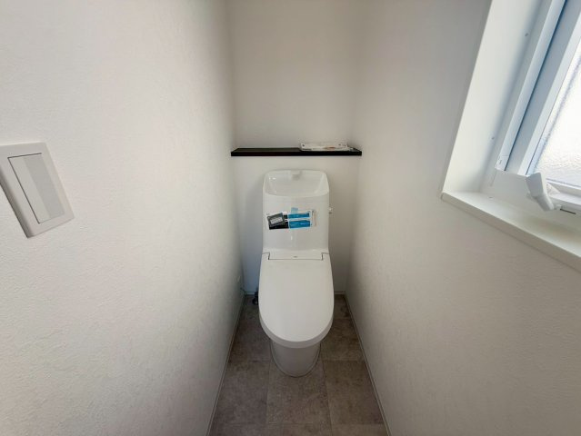 南国市篠原　C区画　新築戸建　【全6区画】のトイレ|清潔感あふれる明るいトイレ。窓があり換気がしやすいのもポイント
