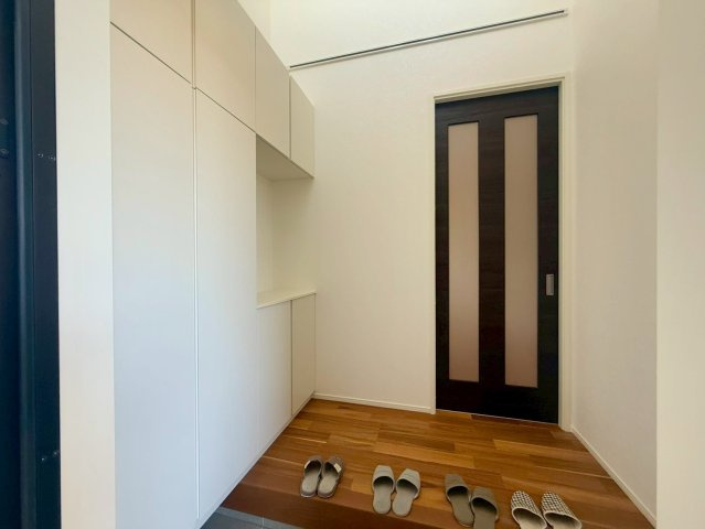 南国市篠原　C区画　新築戸建　【全6区画】の玄関|スッキリとした玄関空間。収納力が高く来客時もきれいに見えます