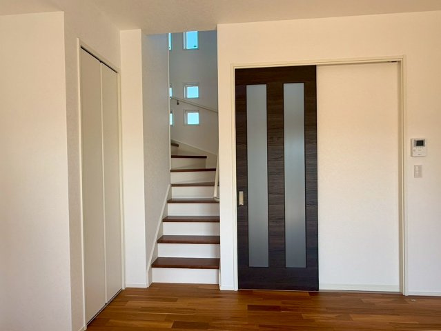 南国市篠原　C区画　新築戸建　【全6区画】のその他|小窓から光が入る明るい階段。見た目も機能性も優れた設計です