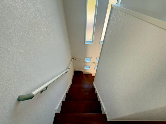 南国市篠原　C区画　新築戸建　【全6区画】のその他|縦長の窓から光が差し込む明るい階段。手すり付きで家族みんなにやさしい仕様