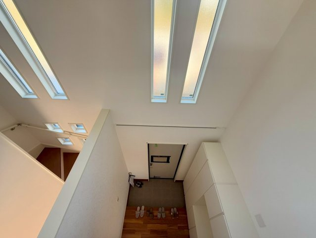 南国市篠原　C区画　新築戸建　【全6区画】のその他|吹き抜けから光が降り注ぐ明るい玄関。開放感が心地よい空間です