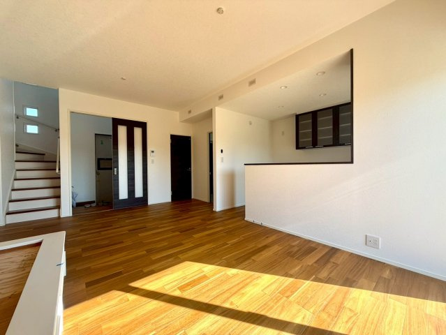 南国市篠原　C区画　新築戸建　【全6区画】の居間・リビング|陽光がたっぷり入る明るいLDKが魅力。キッチンから全体を見渡せて、家族とのコミュニケーションが取りやすい住まいです