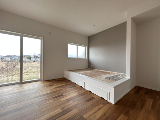 南国市篠原　C区画　新築戸建　【全6区画】のその他|大きな窓から光が広がる心地よい空間。小上がりはくつろぎや家事休憩にも便利です