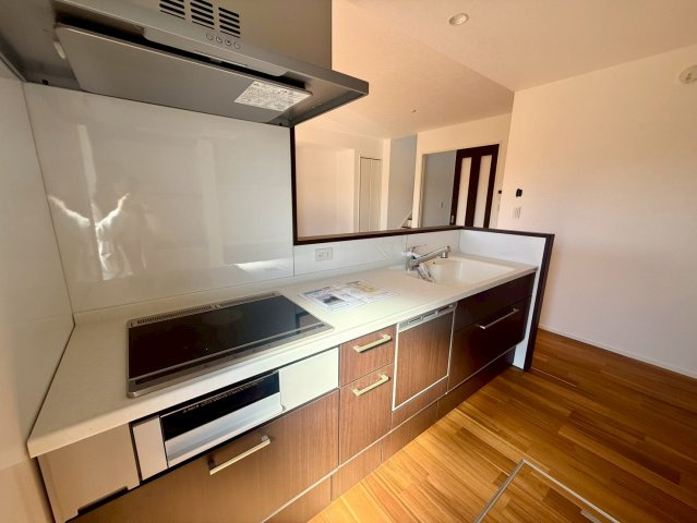 南国市篠原　C区画　新築戸建　【全6区画】のキッチン|家事のしやすい対面キッチン。IH仕様で安全性と使いやすさが魅力です