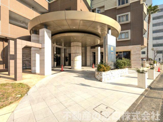 【エントランス】 | 高級感のあるデザインが特徴的なエントランスです♪　