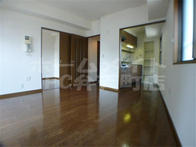 【居間・リビング】 | クイーンズコート阿波座 | こちらの居間で趣味の時間をお楽しみください