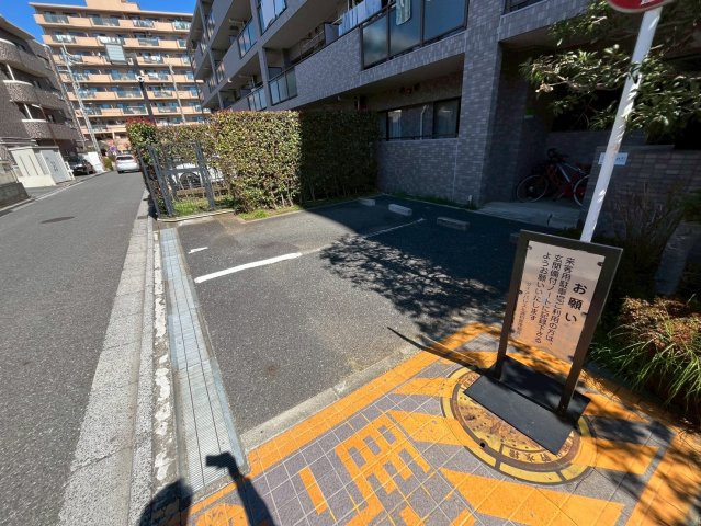ダイアパレス北浦和の駐車場