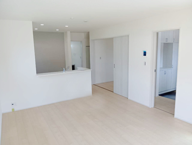 【居間・リビング】 | 沼津市大塚3期 新築建売分譲住宅 建物＋土地 TW06108 | 沼津市大塚　1号棟　リビング　※令和８年７月24日撮影