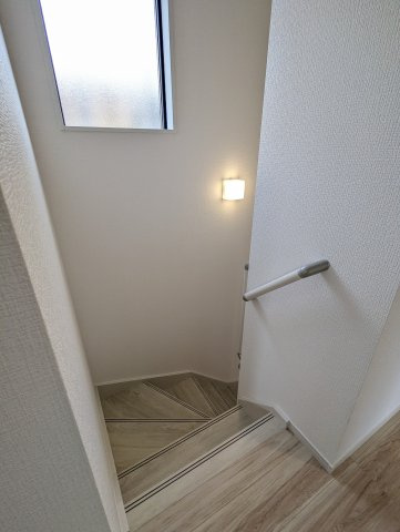 水戸市平須町　14期の内装|窓付きの階段は明るく、手すり付きで小さなお子様でも安心です