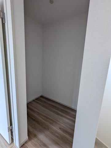 水戸市平須町　14期の収納|ウォークインクローゼットには衣類だけでなく、趣味のグッズもたっぷり収納できます