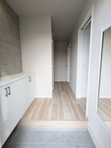 水戸市平須町　14期の玄関|玄関写真です。収納スペースがたっぷりございます♪