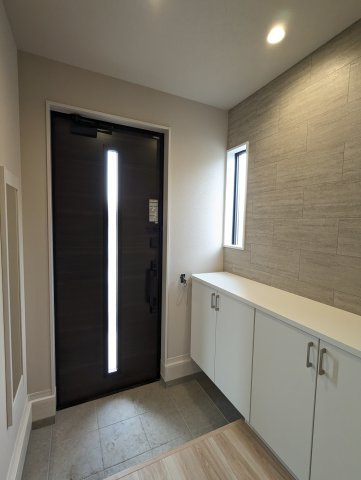 水戸市平須町　14期の玄関|玄関窓から光が差し込む明るい玄関です！白を基調としているのでスッキリとしています♪