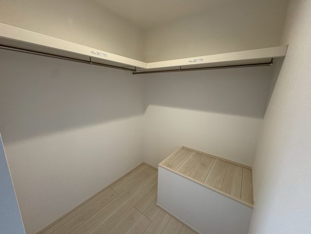 関守町3丁目　新築戸建ての収納|大容量のウォークインクローゼットは収納に困るスーツケースでも余裕で収納できちゃいます♪