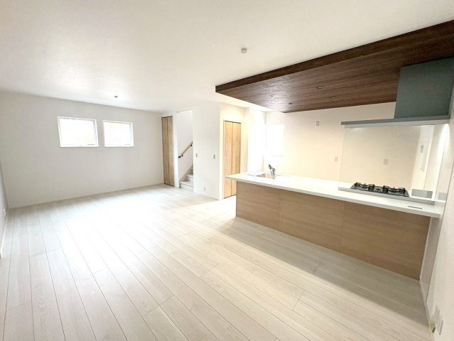 関守町3丁目　新築戸建ての居間・リビング|18帖のリビングは家族のだんらんの場として十分な広さがあります♪