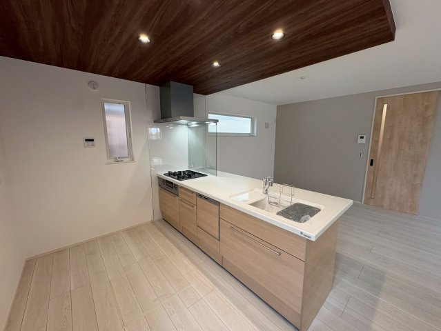 関守町3丁目　新築戸建てのキッチン|シンプルでスタイリッシュなキッチン♪
背後のスペースが広く冷蔵庫を置いてもまだ余裕があります♪