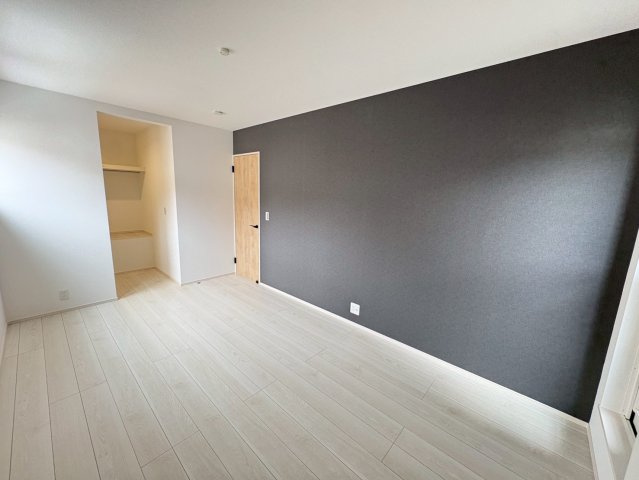 関守町3丁目　新築戸建ての寝室|ウォークインクローゼット付き7.5帖のメイン寝室です♪