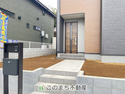 【エントランス】 | Livele Garden.S古河東諸川第2　1号棟 | 雨の日のご帰宅も安心の玄関ポーチ♪