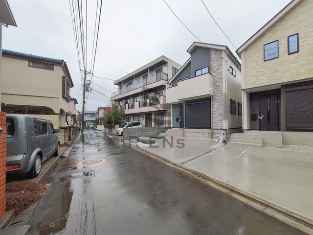 【前面道路含む現地写真】 | 西東京市向台町６丁目　新築戸建て　１号棟 | 前面道路の見通しが良い為、駐車もストレス無く行なえそうです

