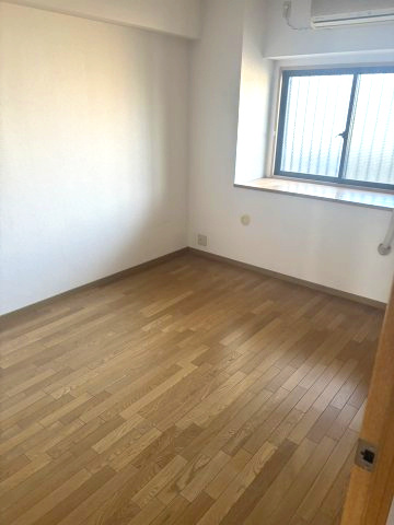 カサベラ灘サウスコートの洋室|6帖　洋室
出窓分だけお部屋に奥行きが生まれています。