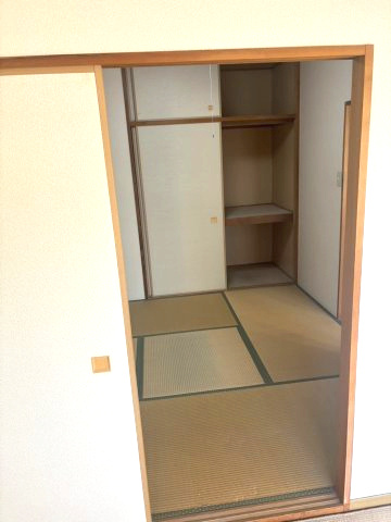 カサベラ灘サウスコートの和室|和室は、キッチンカウンターから目が届く場所なので、お子様の遊び部屋・お昼寝スペースとして使うのもオススメです