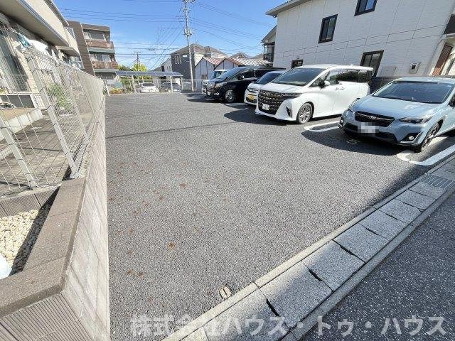 グリシーヌの駐車場