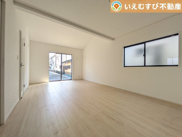 Cradle garden　鴻巣市筑波第5の居間・リビング|開放感と家族との距離感にこだわったＬＤＫ
開放的な勾配天井のリビングで家族みんなでくつろげそうですね♪