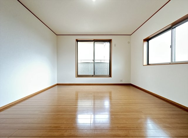【洋室】 | 新座市大和田4丁目　中古一戸建住宅　(志木本店) | 主寝室はゆとりの9.1帖。