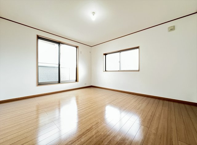 【洋室】 | 新座市大和田4丁目　中古一戸建住宅　(志木本店) | バルコニーに面しているので開放感も良好です。