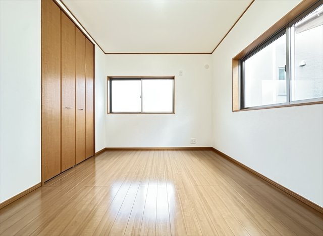 【洋室】 | 新座市大和田4丁目　中古一戸建住宅　(志木本店) | 洋室6.1帖／腰高窓は家具の配置の邪魔にならないのでお部屋のレイアウトも自由にお楽しみいただけます。