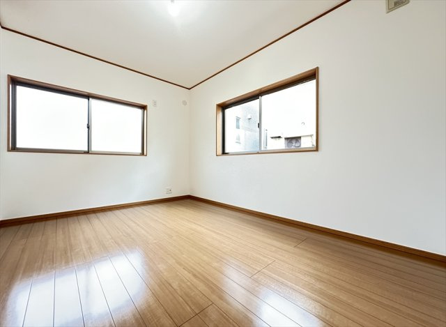 【洋室】 | 新座市大和田4丁目　中古一戸建住宅　(志木本店) | 洋室6.1帖／2面採光で明るく開放的な住空間。