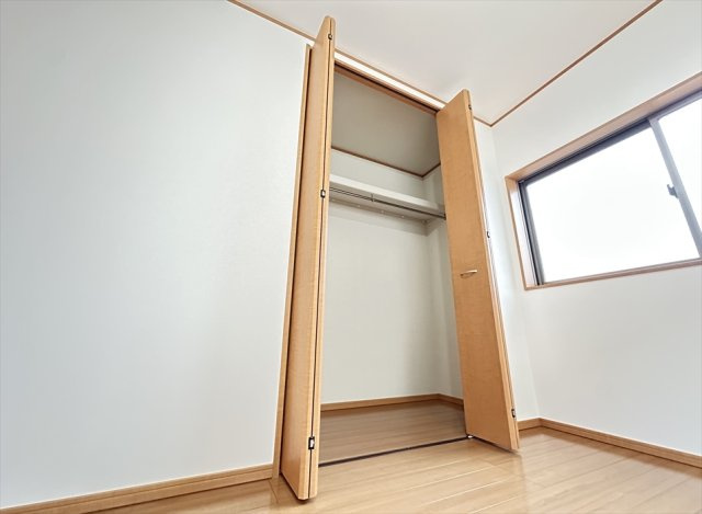 【収納】 | 新座市大和田4丁目　中古一戸建住宅　(志木本店) | ハンガーパイプ付のクローゼット
