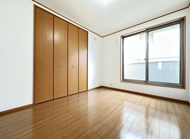 【洋室】 | 新座市大和田4丁目　中古一戸建住宅　(志木本店) | 5.3帖の洋室はバルコニーに面しているので開放感良好。