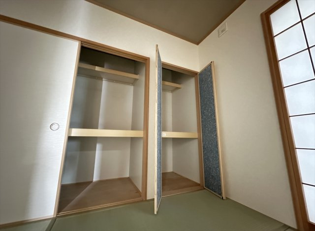 【収納】 | 新座市大和田4丁目　中古一戸建住宅　(志木本店) | ティッシュやおむつなどかさ張るものもたっぷり収納できるリビング収納1階和室の押し入れ。
物を分けて収納でき、整理整頓しやすいダブル収納です。