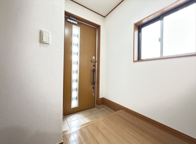 【玄関】 | 新座市大和田4丁目　中古一戸建住宅　(志木本店) | 2方向から優しい自然光が入る明るい玄関。