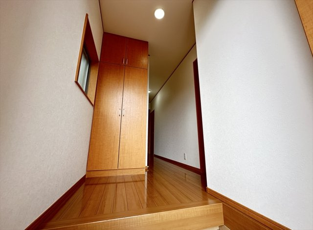 【玄関】 | 新座市大和田4丁目　中古一戸建住宅　(志木本店) | 大容量のシューズボックス。
