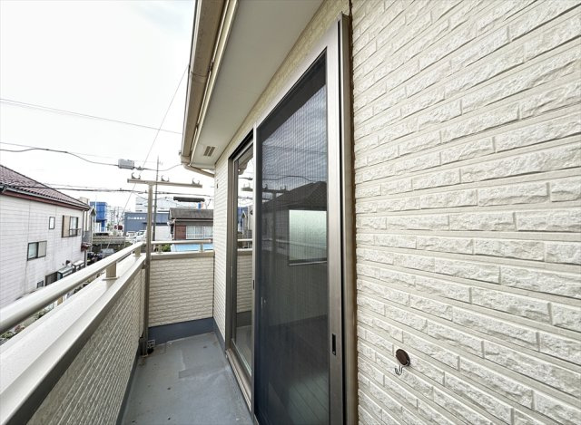 【バルコニー】 | 新座市大和田4丁目　中古一戸建住宅　(志木本店) | 通りから洗濯物が見えにくいので家族のプライバシーも守れます。