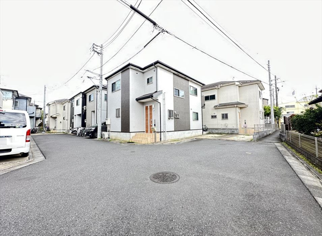 【前面道路含む現地写真】 | 新座市大和田4丁目　中古一戸建住宅　(志木本店) | 前面道路の様子