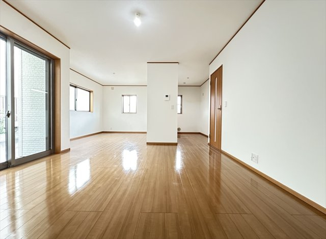 【居間・リビング】 | 新座市大和田4丁目　中古一戸建住宅　(志木本店) | 17.1帖の広々としたLDK。
独立型のLDKはエアコンの効率が良く、省エネにもつながります。