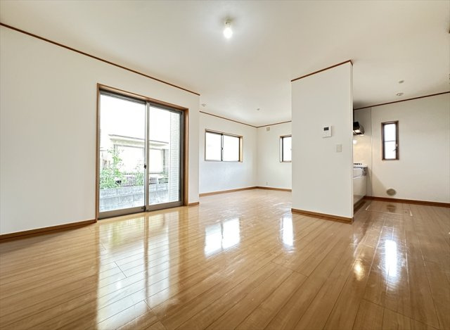 【居間・リビング】 | 新座市大和田4丁目　中古一戸建住宅　(志木本店) | 大きな掃き出し窓や腰高窓から優しい自然光が隅々まで届く明るいファミリー空間。