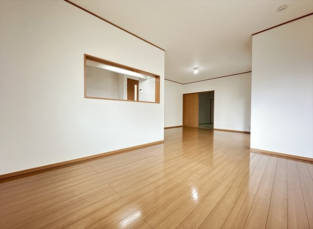 【居間・リビング】 | 新座市大和田4丁目　中古一戸建住宅　(志木本店) | くつろぐ場所と食事をする場所が自然と分かれるのでメリハリのある住空間。
階段がリビングの外にあるのでリビングの音や声が2階に響きにくく、2階でのテレワークやお子様の勉強も捗ります。