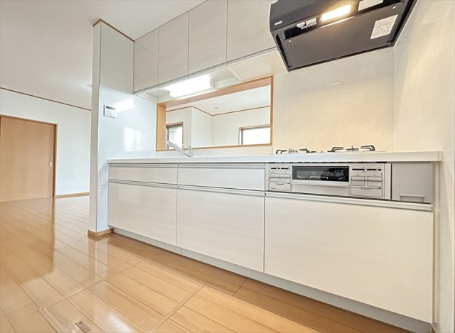 【キッチン】 | 新座市大和田4丁目　中古一戸建住宅　(志木本店) | お料理中も家族の様子を見守れる対面キッチン。