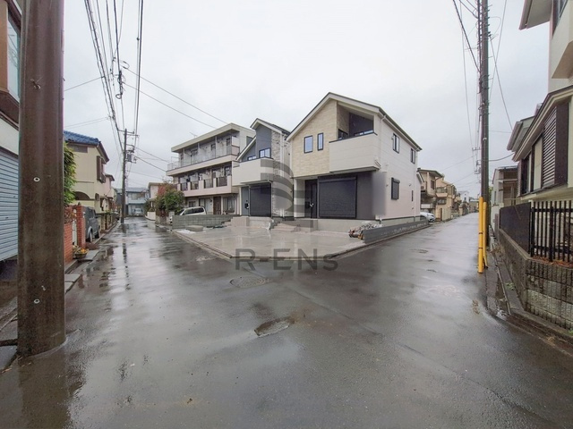 【前面道路含む現地写真】 | 西東京市向台町６丁目　新築戸建て　２号棟 | 前面道路の見通しが良い為、駐車もストレス無く行なえそうです
