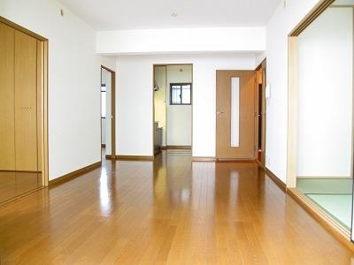 コンフォート博多南の居間・リビング|【人気物件】綺麗な室内、キッチン（持込）広々ＬＤＫ、やわらかな採光が快適な暮らしを彩ります♪